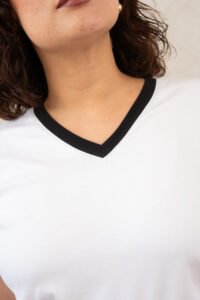 Polo Iris | Cuello V bicolor - Imagen 6